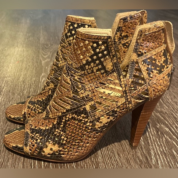 Vince Camuto Alistan Peep-Toe Shooties in Retro Python Multi in Women 5.5 - Picture 5 of 7